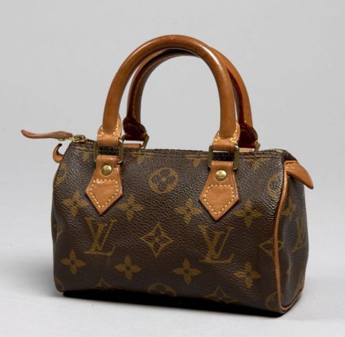 Louis VUITTON, Mini Speedy en toile Monogram, garnitures en cuir naturel. 16 x 10 cm. Petite patine d'usage mais très bel état.