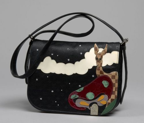 Louis VUITTON, Special Edition Conte de Fée, Sac en satin noir monogrammé, fond étoilé, décor appliqué d'une biche et d'un grand nuage blanc, une poche extérieure. 20 x 24 cm. Etat neuf.