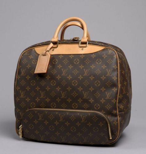 Louis VUITTON, Evasion en toile Monogram, garnitures en cuir naturel. 39 x 58 cm. Excellent état.