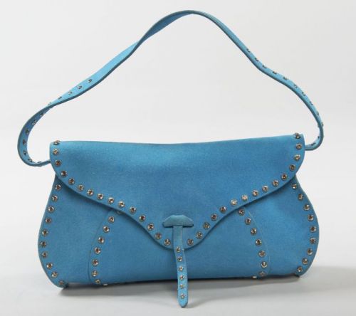 CELINE, Sac à main d'inspiration sacoche en porc retourné lustré turquoise gansé de cabochons strassés, intérieur muni d'un compartiment pressionné. 16 x 28 cm. Très bon état général.