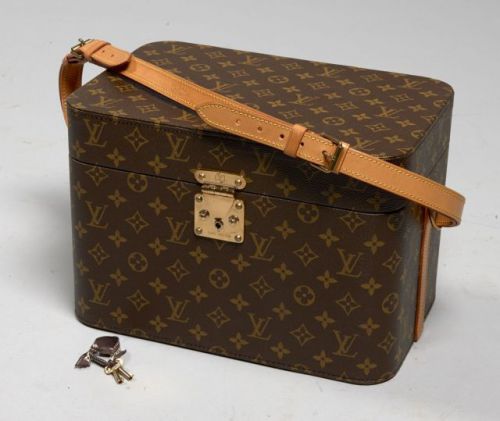 Louis VUITTON, Très beau vanity en toile Monogram et cuir naturel, une anse bandoulière en cuir naturel, garniture en métal doré, serrure en laiton doré, intérieur en toile crème, un miroir au plafonnier, une trousse de toilette assortie, compartiment pou