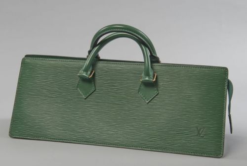 Louis VUITTON, Sac Triangle en cuir épi vert et cuir lisse à la couleur, deux anses portées main, fermeture par zip, intérieur en cuir noir à une poche plaquée. Long.: 40 cm. Quelques rayures sous la base sinon très bel état général.