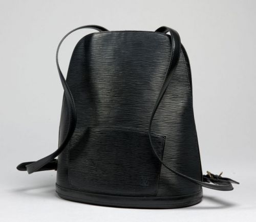 Louis VUITTON, Gobelin, sac à dos en cuir épi noir, une poche extérieure, une poche intérieure. 35 x 31 cm. Excellent état.