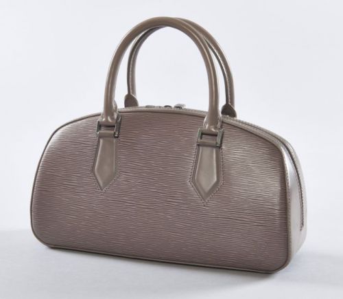 Louis VUITTON, Sac Jasmin en cuir épi taupe, à deux anses portées main en cuir à la couleur, fermeture par zip, intérieur en suédine à la couleur à une poche plaquée. 19 x 32 cm. Taches, griffures, oxydations des garnitures en métal, taches à l'intérieur,