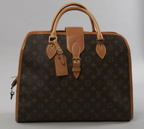 Louis VUITTON, Sac Rivoli en toile Monogram et cuir naturel à deux anses portées main, ouvrant à trois compartiments dont un zippé, porte-adresse, intérieur en suédine beige.33 x 41 cm. Quelques usures au cuir naturel mais très bel état.