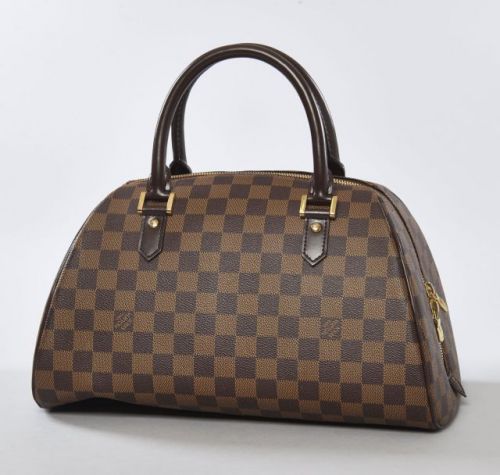 LOUS VUITTON, Sac Ribera PM en toile damier et cuir ébène à deux anses portées main, fermeture par zip, intérieur en toile orange à deux pochettes plaquées. 20 x 32 cm. Très légère patine d'usage sinon très bel état.