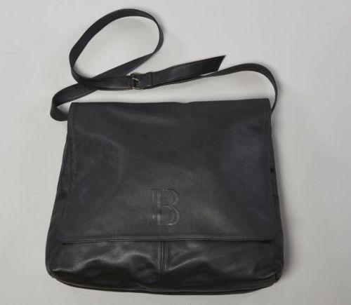 BALMAIN Paris, Besace en cuir noir, anse bandoulière réglable, large rabat estampé du sigle, deux poches plaquées sur le devant, un grand compartiment intérieur avec une poche zippée. 33 x 43 cm. Petite patine d'usage, petites griffures au cuir, mais exce