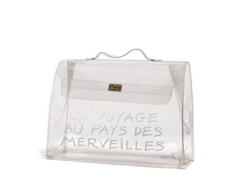 Sac en plastique blanc figurant un sac Kelly, offert et créé à l'occasion du Souvenir de l'exposition 1997 Hermès - un Voyage au pays des Merveilles, piqué sellier blanc, fermoir en métal doré, poignée.