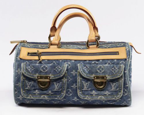 Louis VUITTON, Néo Speedy en toile Denim bleue monogrammée et cuir naturel, une grande poche zippée et deux pochettes à fermeture cartable sur un côté, fermeture par zip, intérieur en suédine curry à une poche plaquée. Larg.: 27 cm. Très légère patine d'u