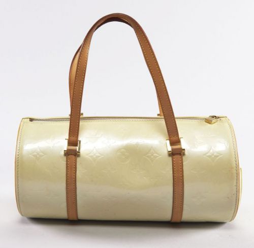 Louis VUITTON, Papillon 30 en cuir monogrammé coquille d'oeuf verni, anses en cuir naturel, intérieur en cuir blanc. Taches extérieures très bel état intérieur.