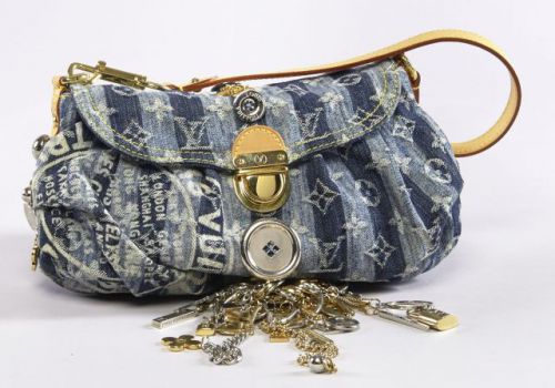 Louis VUITTON, Edition limitée, Mini pleaty customisé par Judy Blame, Sac bandoulière en denim bleu ciel Monogram, intérieur en suédine orange. Des boutons ornent le devant et les cotés. Sous le sac, une multitudes de breloques en forme de porte-clés dont
