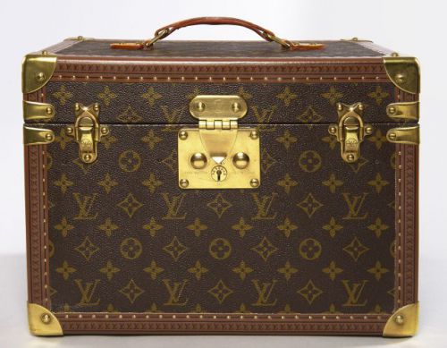 Louis VUITTON, Vanity case rigide en toile Monogram, bordures lozinées, angles et fermoirs en laiton doré, poignée en cuir avec son porte étiquette, intérieur en cuir beige. Bien complet de son coffret à bijoux. Petites taches à l'intérieur, petites marqu