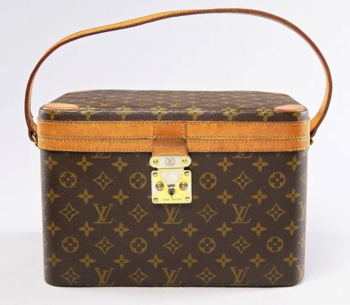 Louis VUITTON, Vanity case en toile Monogram et cuir naturel, intérieur en toile enduite jaune clair. 32,5 x 21,5 x 22 cm. Etat d'usage, taches sur les parties en cuir, intérieur taché, griffé et usé.