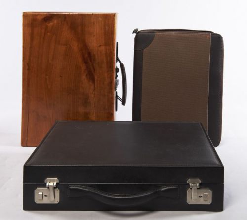 DUNHILL et divers, Attaché case en cuir noir. Fermeture par clips. Intérieur en cuir bleu et noir. Quelques rayures sinon bon état. 31 x 41 cm. Avec une pochette de travail en cuir et toile. 26 x 34 cm. On joint un valisette en bois. Poignée en métal. Fer