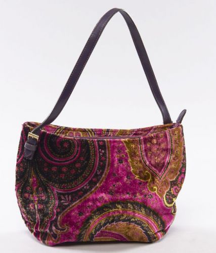 ETRO, Sac à main en velours violet à motifs orientaux, intérieur violet avec une petite poche. 20 x 32 cm. Bon état, patine d'usage à l'anse et à l'intérieur.