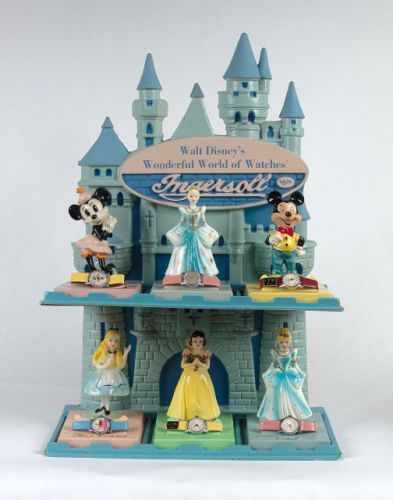6 montres bracelets en métal chromé figurant les personnages de Walt Disney: Minnie, Cendrillon en 2 exemplaires, Mickey, Alice au Pays des Merveilles, Blanche Neige. Mouvement mécanique. Avec leur écrin respectif en carton et un présentoir Ingersoll figu