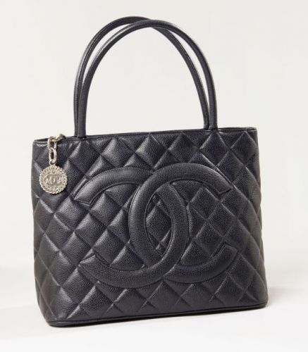 CHANEL, Sac à main Médaillon en cuir grainé matelassé noir, à double anse portée main, le logo surpiqué sur l'avant, une poche plaquée à l'arrière, fermeture par zip retenant une pendeloque siglée, deux poches plaquées à l'intérieur dont une zippée. 25 x 