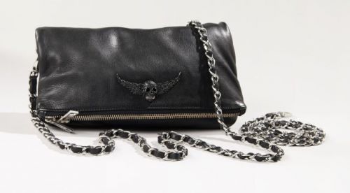 ZADIG et VOLTAIRE (2014), Pochette à rabat modèle Rock en cuir souple noir. Deux anses amovibles de différentes longueurs, porté épaule ou main, chaînes entrelacées de cuir à la couleur. Siglé sur un des deux côtés. Une tête de mort en strass Swarovski su