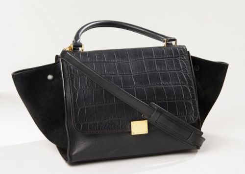 CELINE, Sac Trapèze en cuir noir et daim à la couleur. Ouvre par un rabat, fermeture pivotante en métal doré, deux pochettes à l'intérieur. Une anse portée main, et une bandoulière amovible. Patine d'usage, quelques griffures mais bel état. 25 x 51 cm.