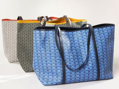PINEL PINEL Paris, Trois cabas portés épaule en toile enduite, l'un dans les tons bleus, 30 x 54 cm, le deuxième à motifs bruns sur fond blanc, 28 x 47 cm, le troisième dans les tons verts et gris, 30 x 54 cm. Très bel état.