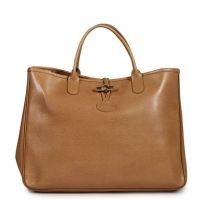 LONGCHAMP DEUX CABAS en cuir camel et noir: le premier (30 x 38 x 10 cm) (petite patine d'usage), le second (25 x 35 x 11 cm) (patine d'usage)