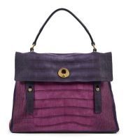 YVES SAINT LAURENT SAC Muse Two en cuir façon crocodile dans les tons aubergine, violine et framboise, garnitures en métal vieil or (env 28 x 38 x 17 cm)