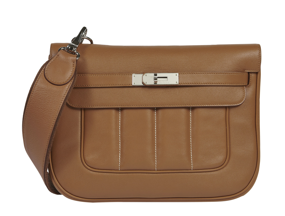 2011
       Sac BERLINE Veau Swift Gold Garniture métal argenté palladié Bandoulière Dimensions : 28,5 x 21...