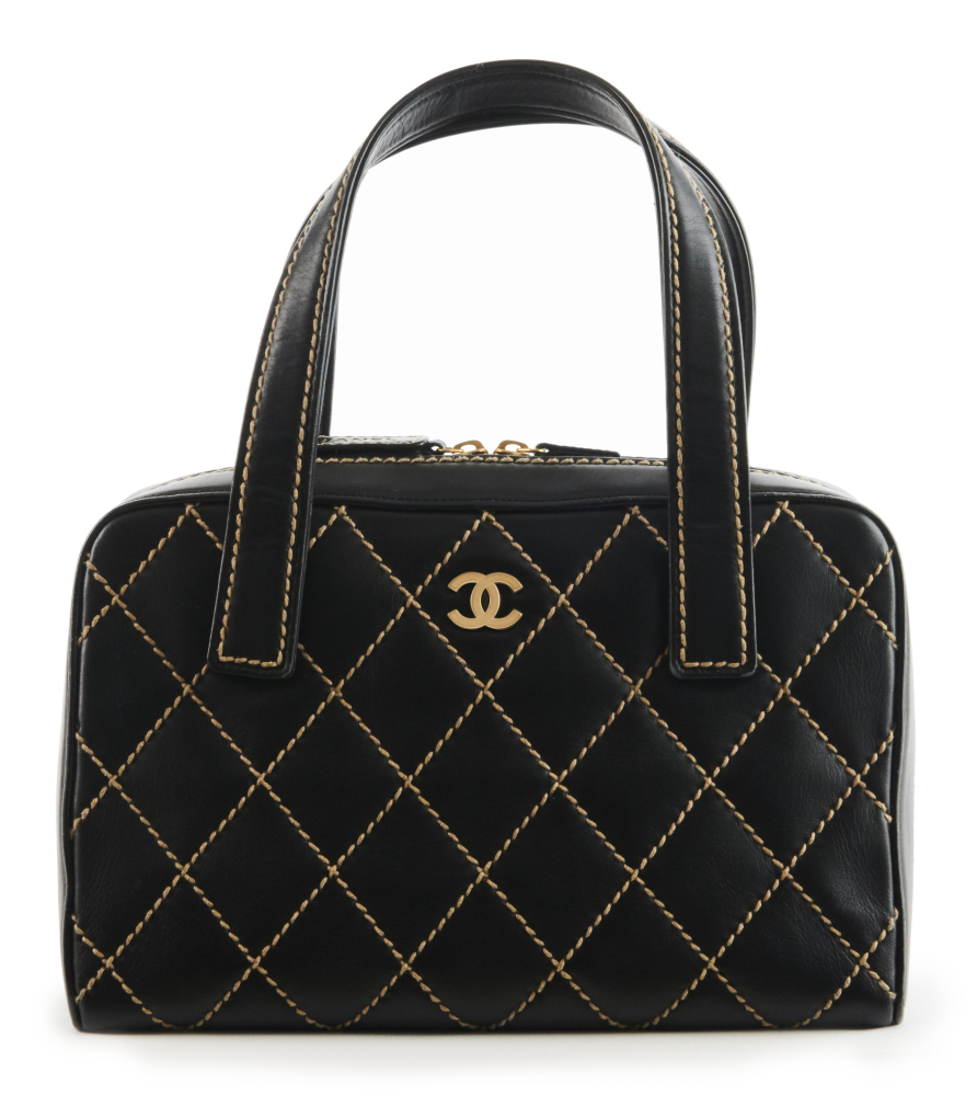 CHANEL 2005/2006  Sac BOSTON Cuir matelassé noir, surpiqûres blanches Garniture métal doré chromé Dimensions : 29 x 19 x...