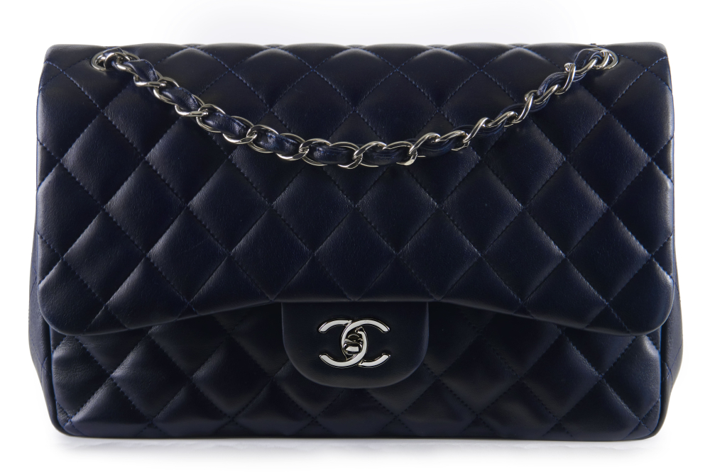 CHANEL
2012
Sac TIMELESS JUMBO Cuir de veau matelassé bleu marine Doublure cuir de veau Garniture métal...