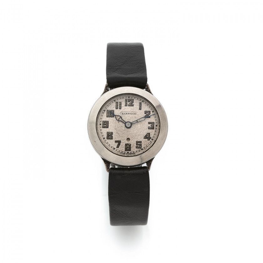 HARWOOD,Vers 1940,Montre bracelet en argent (925),Boîtier: rond,Cadran: crème, chiffres arabe, minuterie chemin de fer,Mouvement: automatique,Diam.: 28,5 mm,Poids brut: 23,80 g.,A silver automatic wristwatch,RAPPORT DE CONDITION,A la rédaction du catalogu