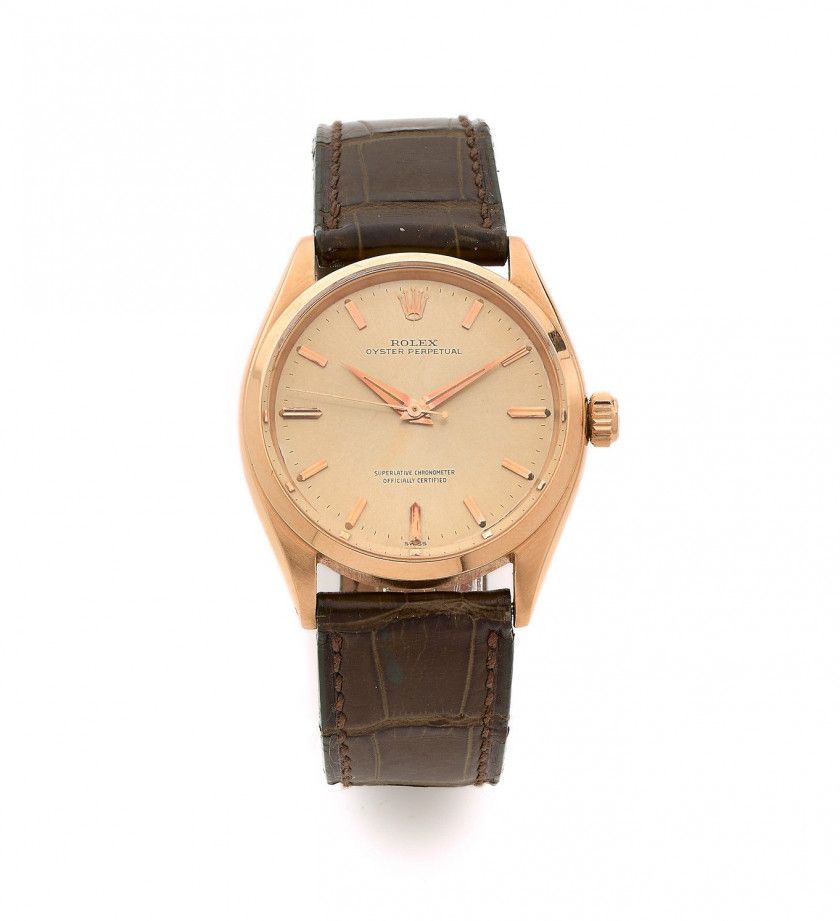 ROLEX,Oyster Perpetual, ref. 1002, n° 487864,Vers 1976,Montre bracelet en or rose 18k (750),Boîtier: rond, fond vissé, signé,Cadran: doré, index baton appliqués, trotteuse centrale, signé,Mouvement: automatique cal. 1560, rotor dit papillon,certifié chron
