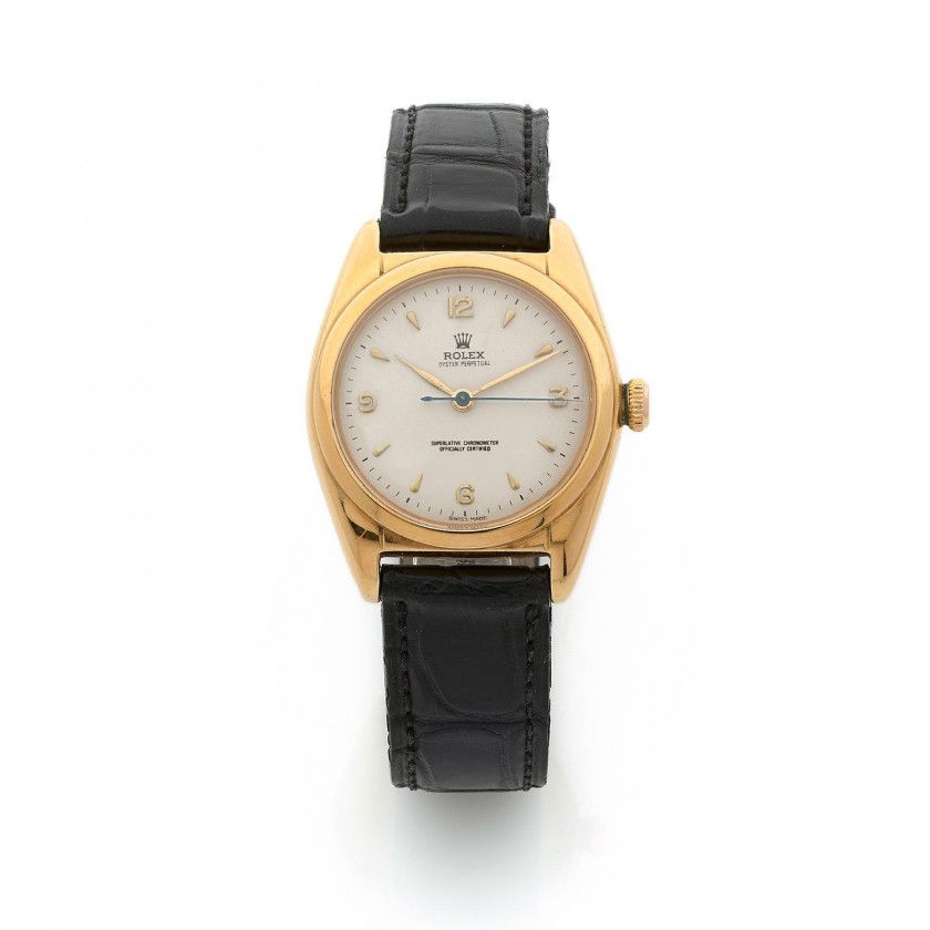 ROLEX,Bubble Back, ref. 5050, n°668624,Vers 1950,Montre bracelet en or jaune 18k (750),Boîtier: rond, fond vissé, signé,Cadran: argenté, chiffres arabes et index épis appliqués, signé,Mouvement: automatique, signé,Boucle: ardillon en or, signée,Diam.: 32 