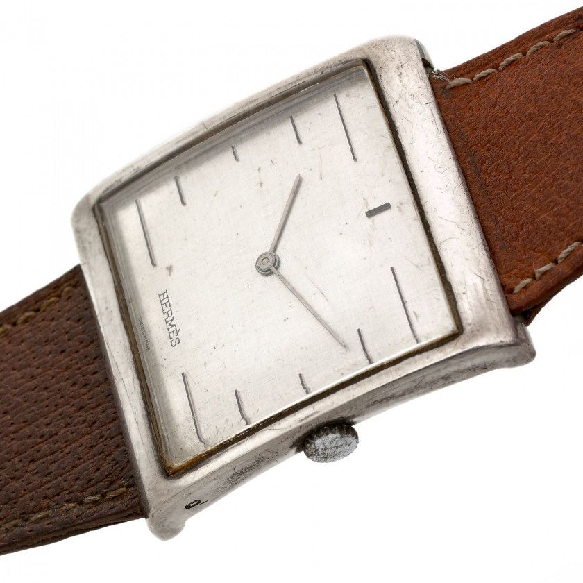 CORUM / HERMÈS,Buckingham, n° 80353 / 54121.121334,Vers 1970,Montre bracelet en argent (925),Boîtier: carré, gravé 28.875 à la pointe sèche, signé Corum,Cadran: argent, index bâton appliqués, signé Hermès,Mouvement: mécanique, 21 rubis, signé,Dim.: 34 x 3