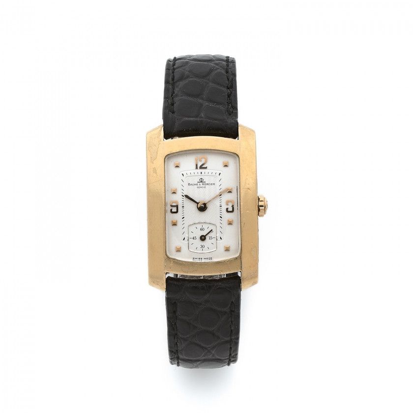 BAUME ET MERCIER,Hampton, n° 3230109,Vers 1990,Montre bracelet de dame en or jaune 18k (750),Boîtier: rectangulaire curvex, signé,Cadran: blanc, guilloché au centre, chiffres arabes et index appliqués, petite trotteuse, signé,Mouvement: quartz,Boucle: dép