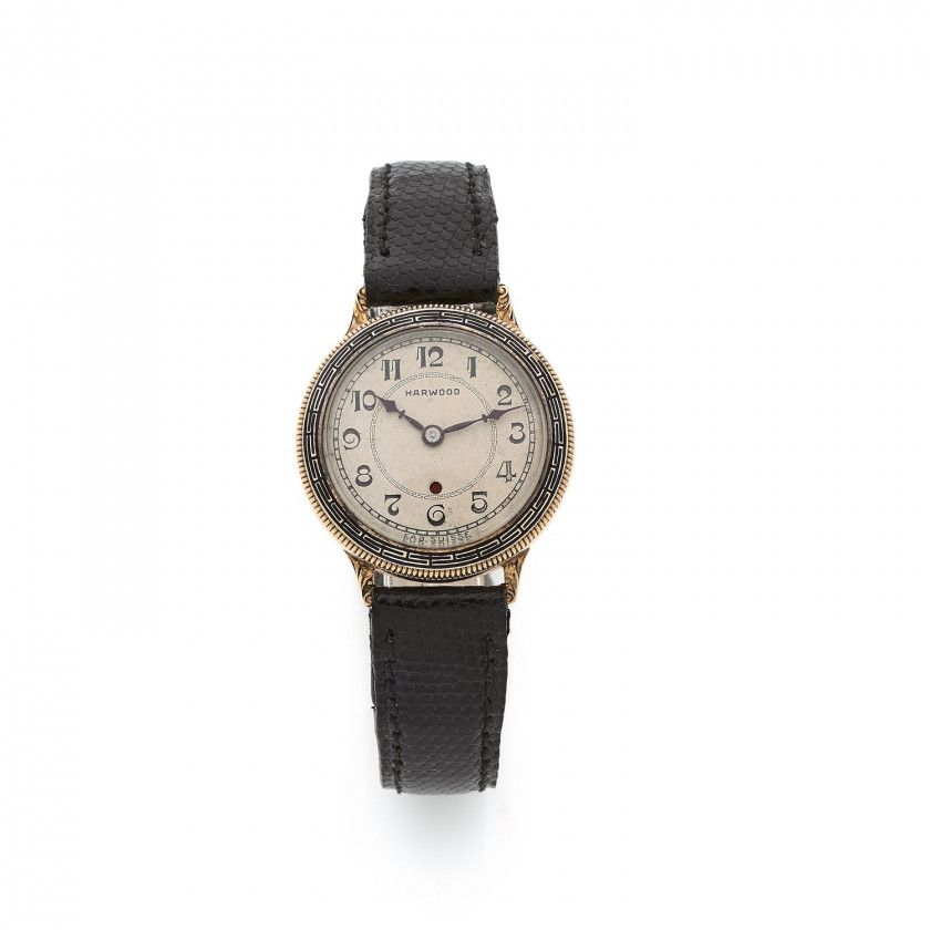 HARWOOD,N° 580247 / 304511,Vers 1940,Montre bracelet en or jaune 18k (750),Boîtier: rond, lunette et anses à décor stylisés, fond clippé, numéroté,Cadran argenté, chiffres arabes, minuterie chemin de fer, signé,Mouvement: automatique, signé Harwood Blancp