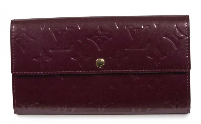 LOUIS VUITTON PORTEFEUILLE Sarah en Monogram Vernis prune, garnitures en laiton doré 19 x 11 x 2 cm Sarah wallet in plum va...
