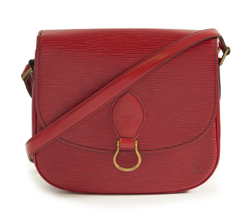 LOUIS VUITTON,Sac SAINT-CLOUD,Cuir Epi rouge,Garniture métal doré,Dimensions: 24 x 21 x 7 cm,SAINT-CLOUD bag,Red Epi leather,Gilt metal hardware,Dimensions: 24 x 21 x 7 cm,EXCELLENT ÉTAT (petites traces sur cuir),EXCELLENT CONDITION (small marks of use