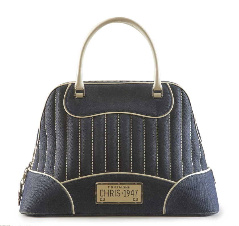 CHRISTIAN DIOR,2001,Sac CADILLAC,Denim bleu et cuir verni blanc,Garnitures en métal chromé,Dimensions: 36,5 x 25 x 12,5 cm,CADILLAC bag,Blue denim and white patent leather,Silver metal harware,Dimensions: 36.5 x 25 x 12.5 cm,BON ETAT (quelques marques d