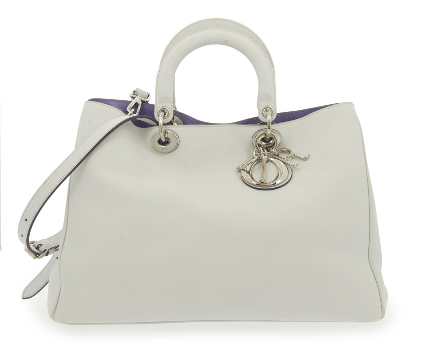 CHRISTIAN DIOR,Sac DIORISSIMO,Cuir blanc, intérieur lilas,Garniture métal argenté,Dimensions: 39 x 27 x 13 cm,Bandoulière et pochette,DIORISSIMO bag,White leather, lilac interior,Silver metal hardware,Dimensions: 39 x 27 x 13 cm,Shoulder strap and clu