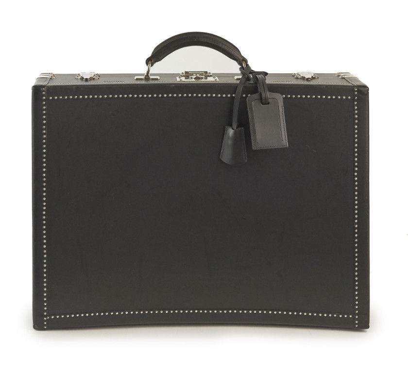 MOYNAT,Mallette courbée,Cuir noir,Garniture en métal argenté,Clochette et porte adresse,Dimensions: 38 x 16 x 50 cm,Curved overnight case,Black leather,Silver metal hardware,Key pouch and name tag,Dimensions: 38 x 16 x 50 cm,BON ÉTAT (marques sur le c