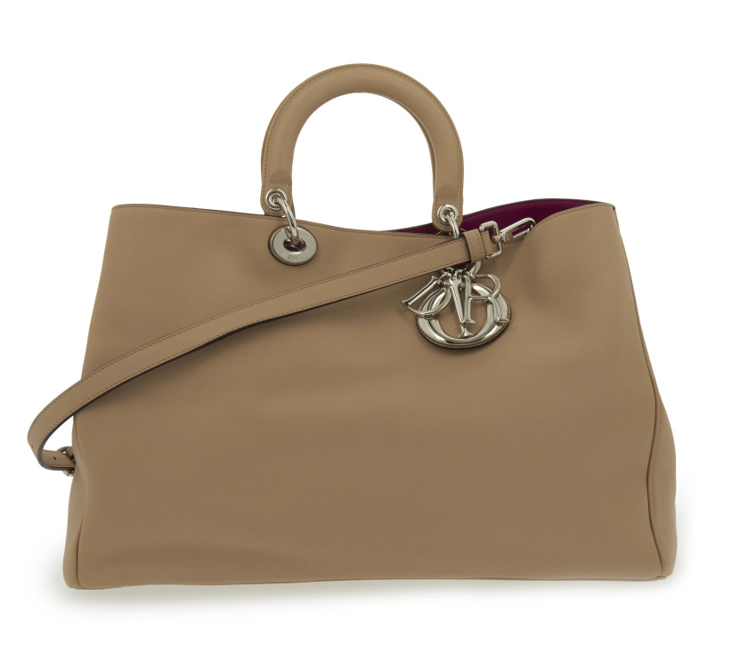 CHRISTIAN DIOR,Sac DIORISSIMO,Cuir beige, intérieur fuschia,Garniture métal argenté,Dimensions: 44 x 28 x 13 cm,Bandoulière et pochette,DIORISSIMO bag,Beige leather, fuschia interior,Silver metal hardware,Dimensions: 44 x 28 x 13 cm,Shoulder strap and
