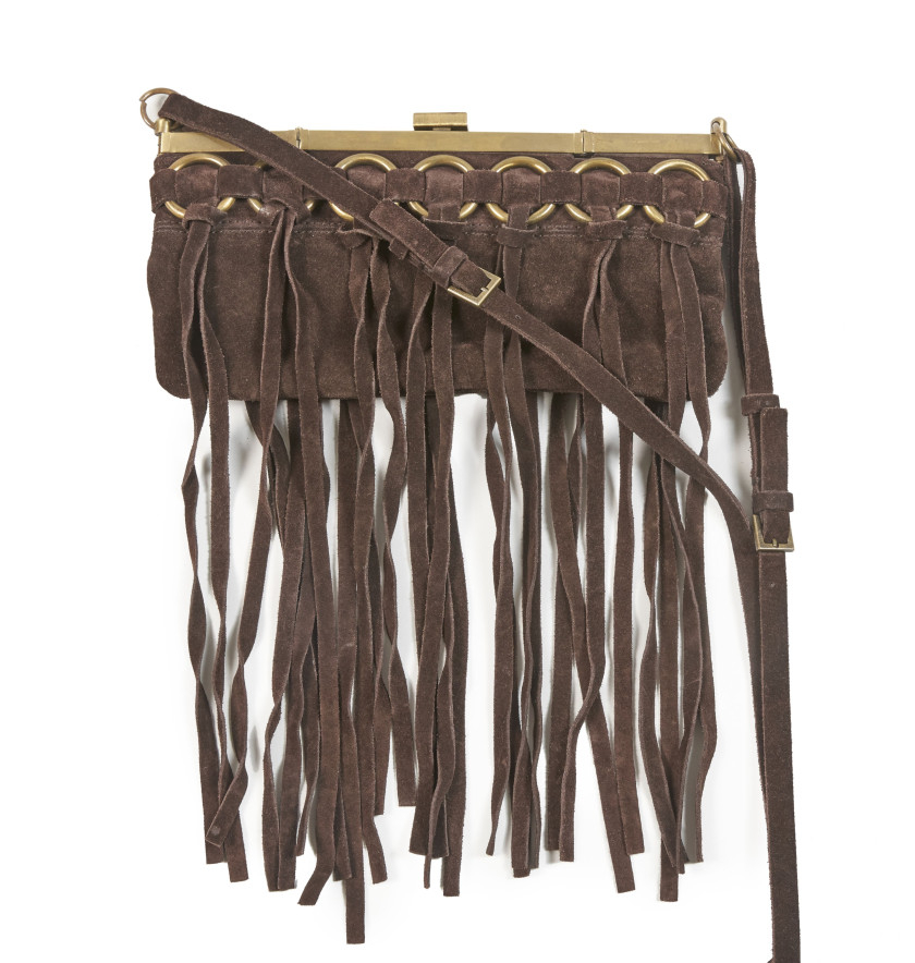 DOLCE GABBANA,Sac baguette,Daim chocolat agrémenté de franges,Garnitures en métal doré,Dimensions: 25,5 x 13 x 2 cm,Baguette bag,Chocolate brown suede with fringes,Gold metal hardware,Dimensions: 25.5 x 13 x 2 cm,TRÈS BON ÉTAT (petites traces d'us