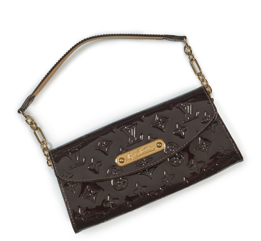 LOUIS VUITTON,2010,Pochette SUNSET BOULEVARD en cuir de veau Monogram vernis chocolat avec une anse à chaîne en métal doré et cuir de veau vernis et agrémentée d'une garniture en métal dorée signée « Louis Vuitton »,Dimensions: 23,5 x 11 x 3 cm