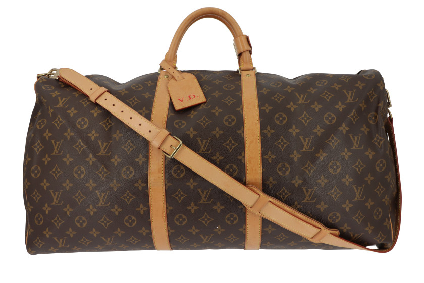 LOUIS VUITTON,Sac KEEPALL 60,Toile enduite Monogram et cuir naturel,Garniture métal doré,Dimensions: 60 x 31 x 27 cm,Bandoulière, porte-adresse chiffré "V.D.,KEEPALL 60 bag,Monogram coated canvas and natural leather,Gilt metal hardware,Dimensions: 60 