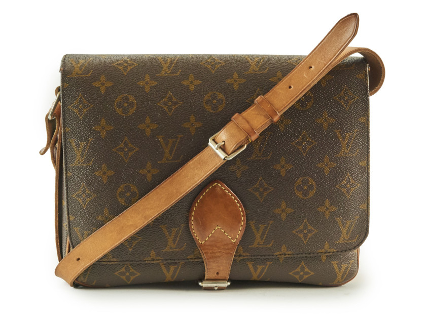 LOUIS VUITTON,Sac à main CARTOUCHIÈRE MM,Toile Monogram et cuir naturel,Garniture métal argenté,Dimensions: 28 x 21 x 9 cm,CARTOUCHIÈRE MM Handbag,Monogram canvas and natural leather,Silver metal hardware,Dimensions: 28 x 21 x 9 cm,BON ÉTAT (traces 