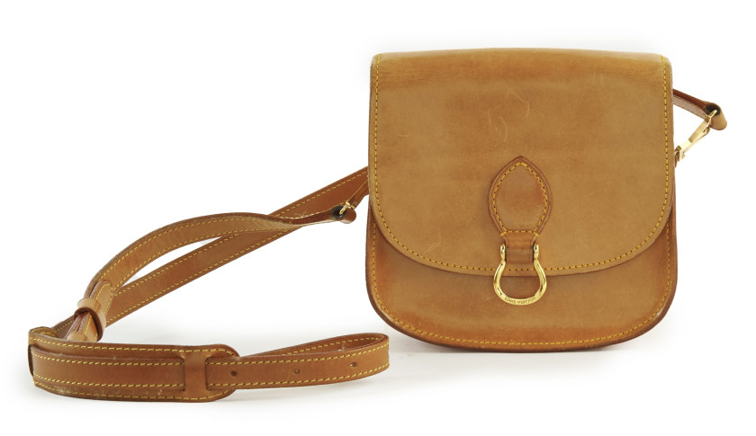 LOUIS VUITTON,Sac SAINT CLOUD,Cuir naturel, surpiqûre jaune,Garniture métal doré,Dimensions: 17,5 x 16 x 7 cm,SAINT CLOUD bag,Natural leather, yellow stitching,Gilt metal hardware,Dimensions: 17,5 x 16 x 7 cm,TRÈS BON ÉTAT (petites traces sur cuir),V