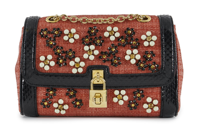 DOLCE GABBANA,Sac,Raphia rouge, python noir (Pythonidae) II/B,Ornements brodés en fleurs,Garniture métal doré,Dimensions: 23 x 15 x 6 cm,Bag,Red raffia, black python,Embroidered flower ornaments,Gilt metal hardware,Dimensions: 23 x 15 x 6 cm,EXCELLEN
