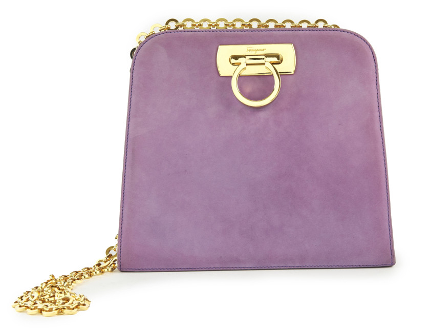 SALVATORE FERRAGAMO,Sac,Daim lilas et fermoir en métal doré,Anse chaîne en métal doré,Dimensions: 22 x 19 x 10 cm,Handbag,Lilac suede and golden metal zips,Golden metal chain handle,Dimensions: 22 x 19 x 10 cm,TRÈS BON ÉTAT (petites traces, importa