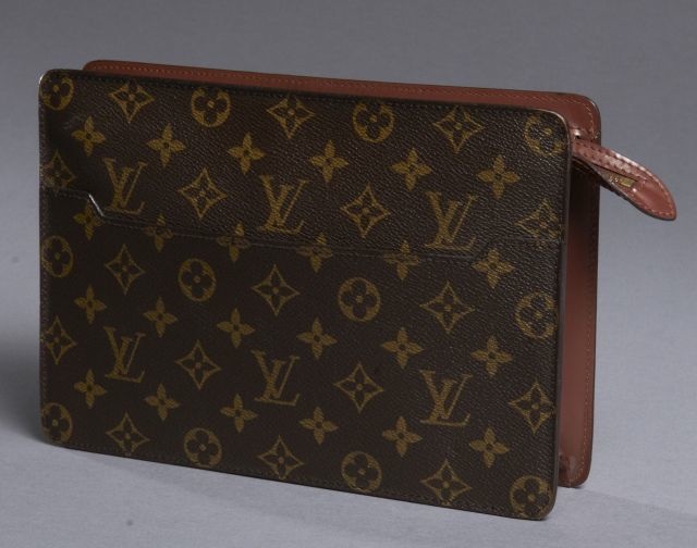 Louis VUITTON Pochette en toile Monogram (très bon état).