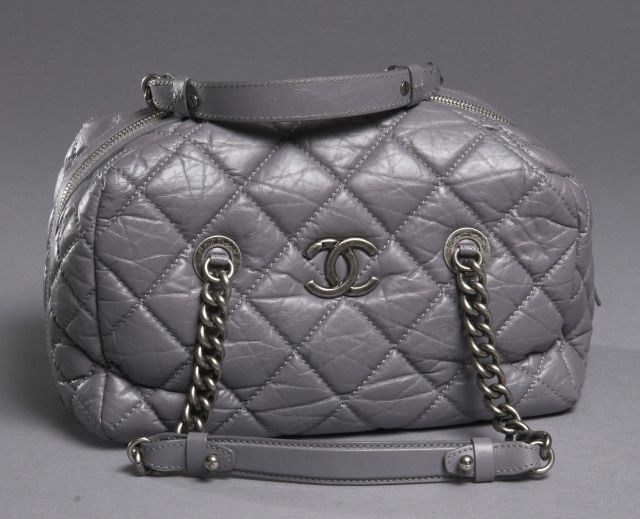 CHANEL Modèle spécial 31 Rue Cambon sac à main matelassé en cuir plissé gris avec sigle sur le devant, 2 anses en chaîne et cuir, garniture en argent vieilli, fermeture à glissière, 2 poches intérieures dont une zippée (état neuf).